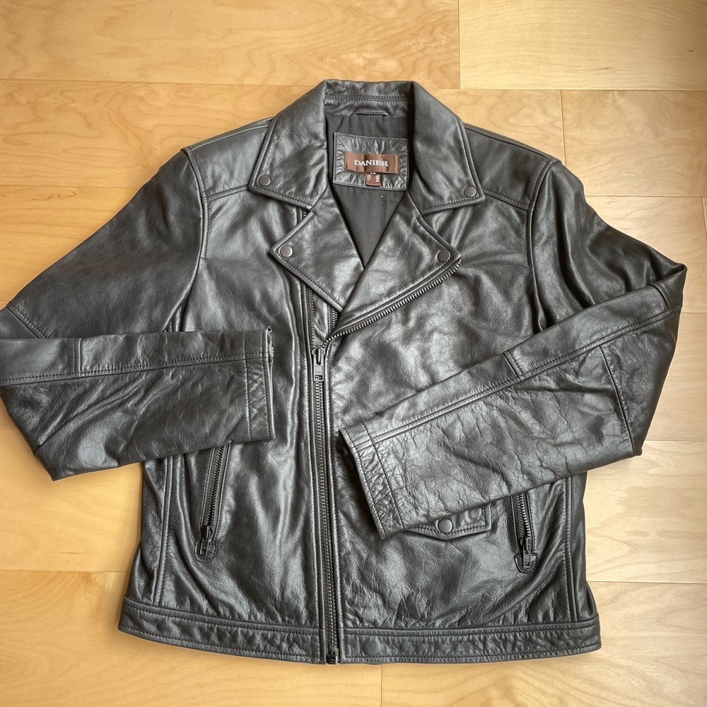 Danier Leather Men’s Leather jacket. Size Medium.